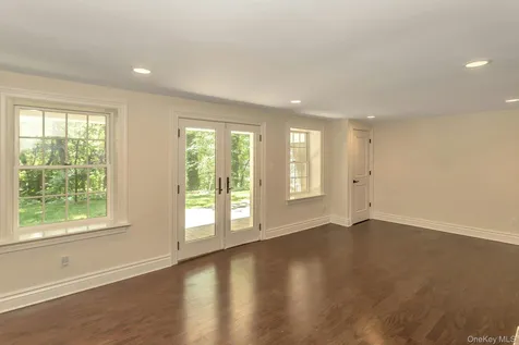 10 Laurel Cove Road Oyster Bay NY 11771