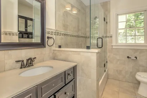 10 Laurel Cove Road Oyster Bay NY 11771