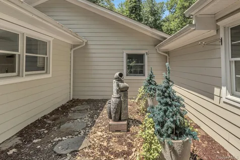 10 Laurel Cove Road Oyster Bay NY 11771