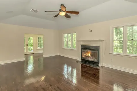 10 Laurel Cove Road Oyster Bay NY 11771