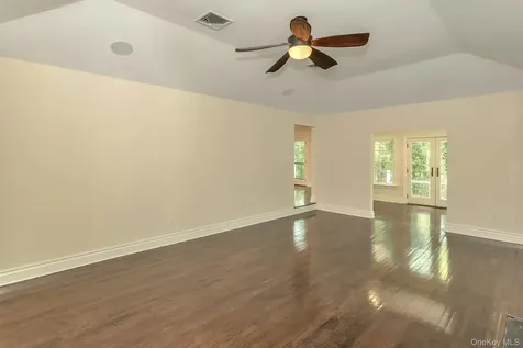 10 Laurel Cove Road Oyster Bay NY 11771