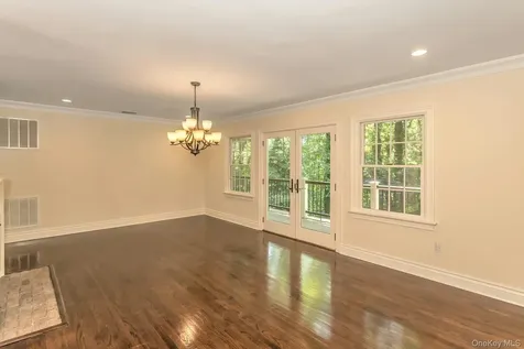10 Laurel Cove Road Oyster Bay NY 11771