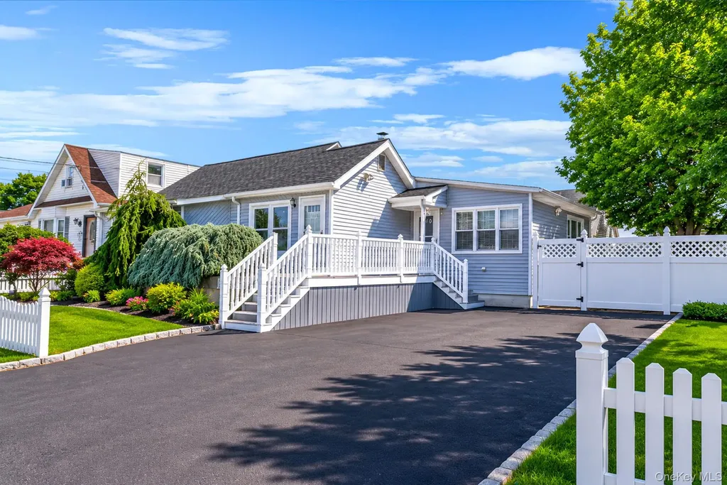 426 N 4th Street Lindenhurst NY 11757