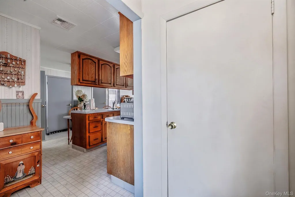 426 N 4th Street Lindenhurst NY 11757