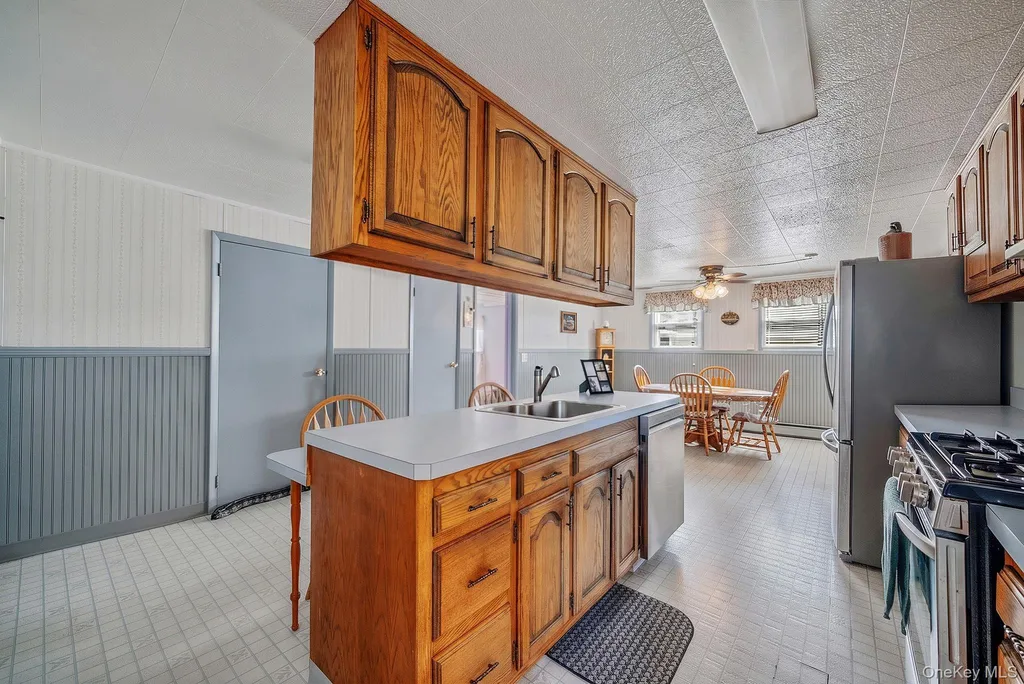 426 N 4th Street Lindenhurst NY 11757