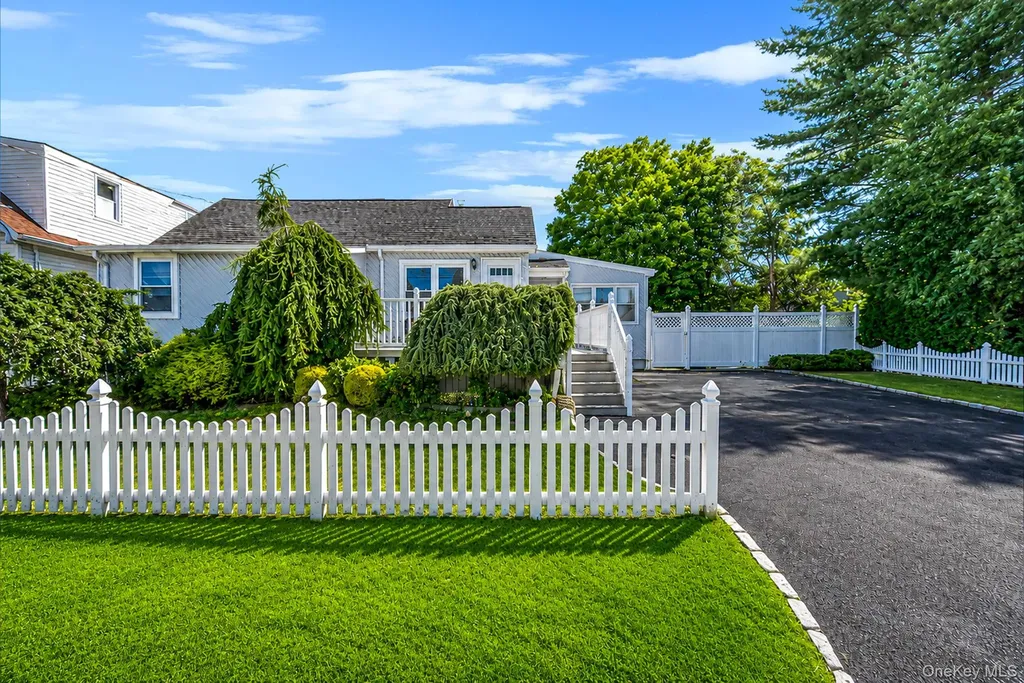 426 N 4th Street Lindenhurst NY 11757