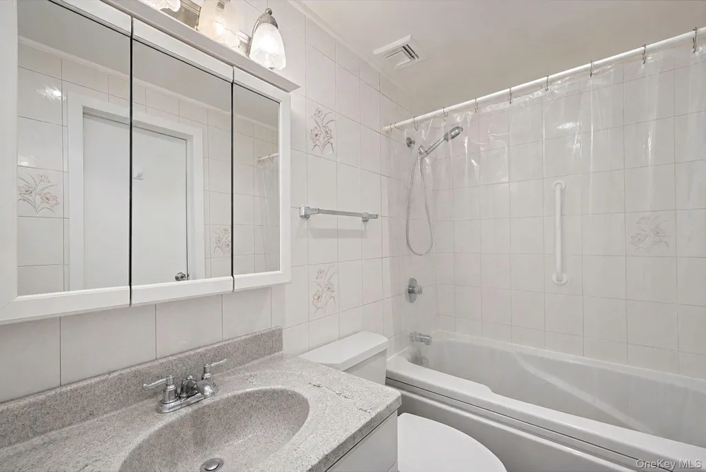 426 N 4th Street Lindenhurst NY 11757