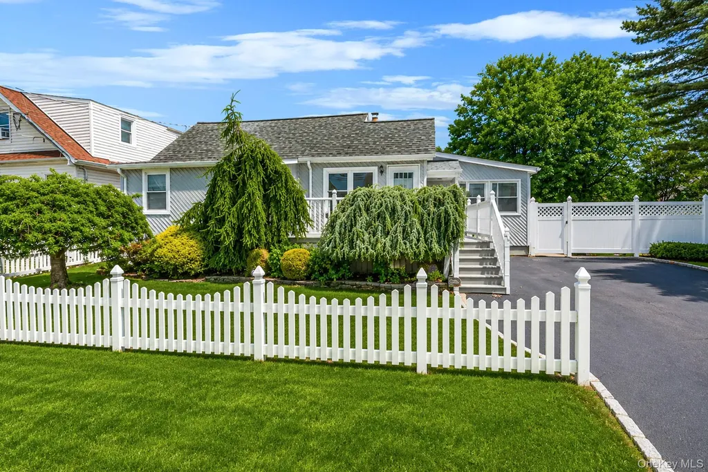 426 N 4th Street Lindenhurst NY 11757
