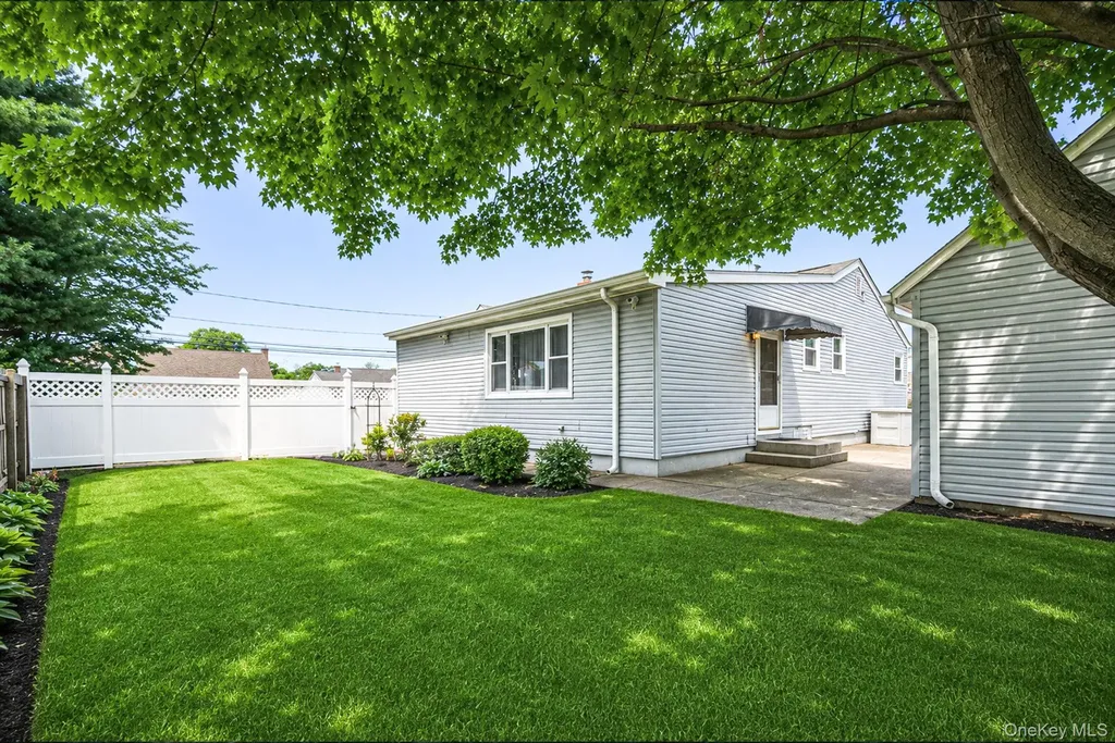426 N 4th Street Lindenhurst NY 11757