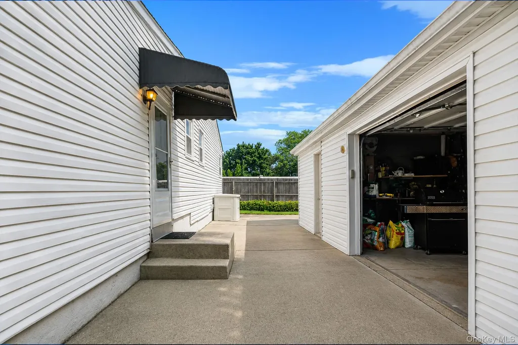 426 N 4th Street Lindenhurst NY 11757