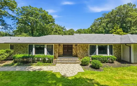 15 Tiber Road Oyster Bay Cove NY 11791