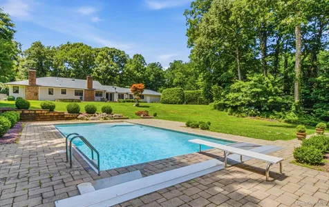15 Tiber Road Oyster Bay Cove NY 11791