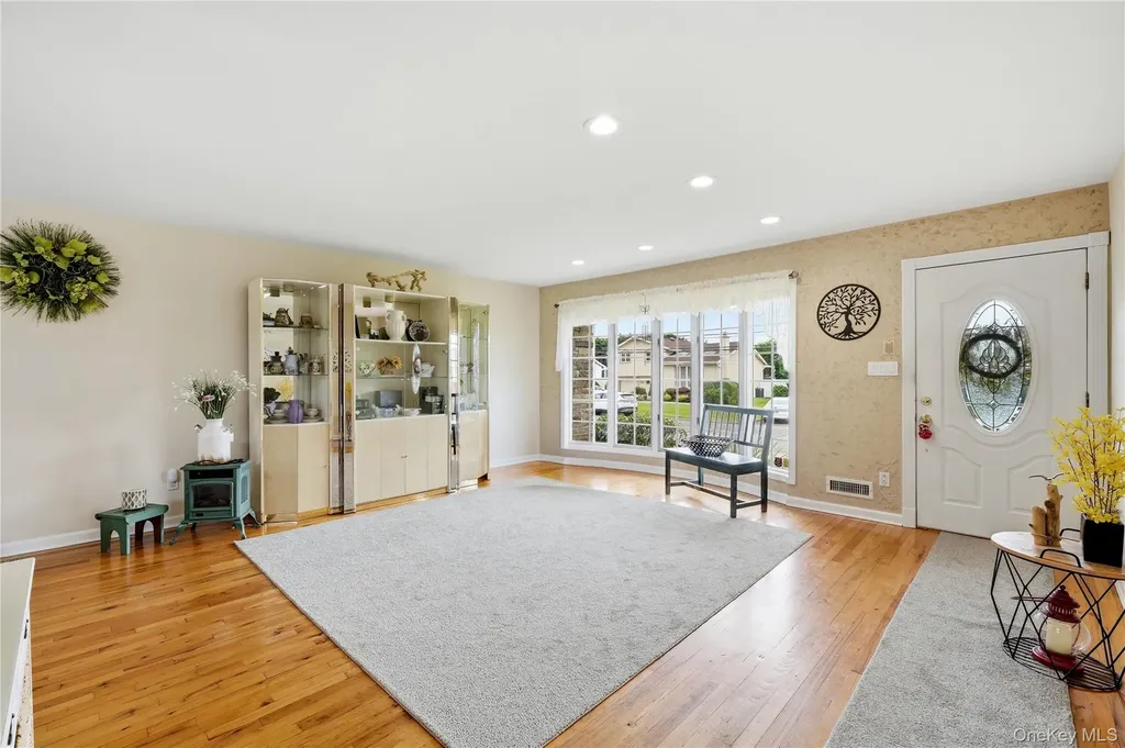17 Mohawk Place Massapequa NY 11758
