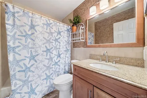 17 Mohawk Place Massapequa NY 11758