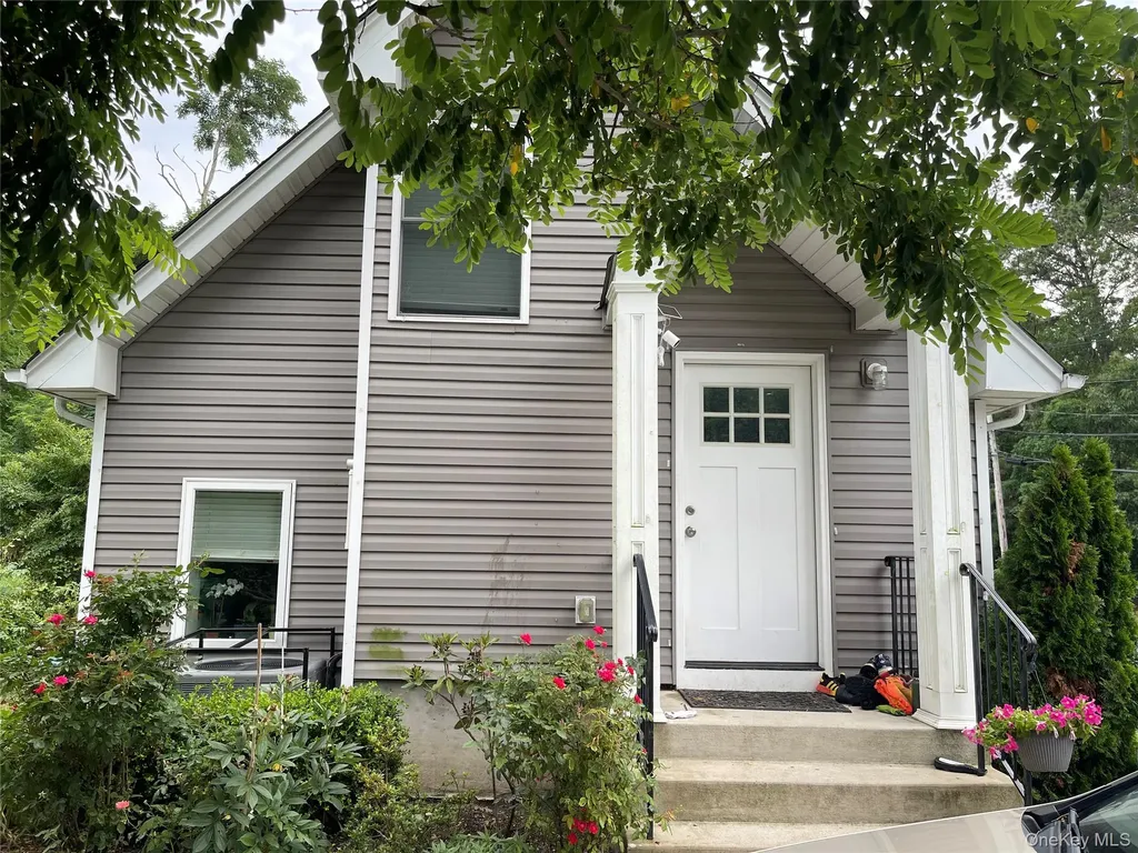 16 Oak Avenue Riverhead NY 11901