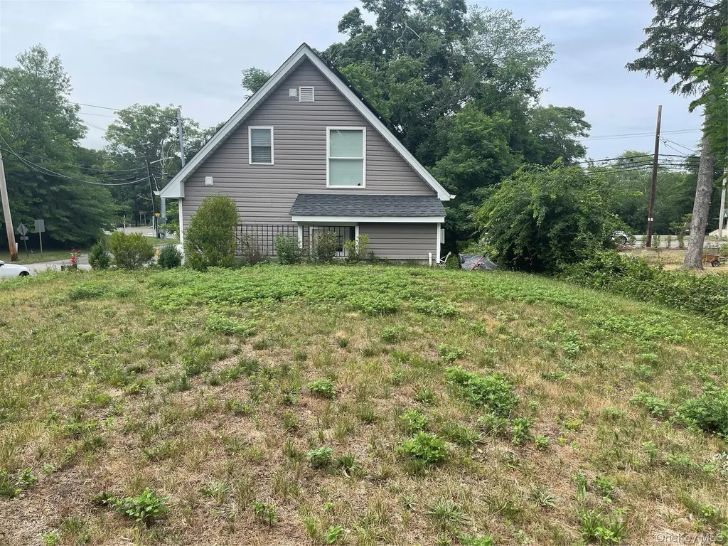 16 Oak Avenue Riverhead NY 11901