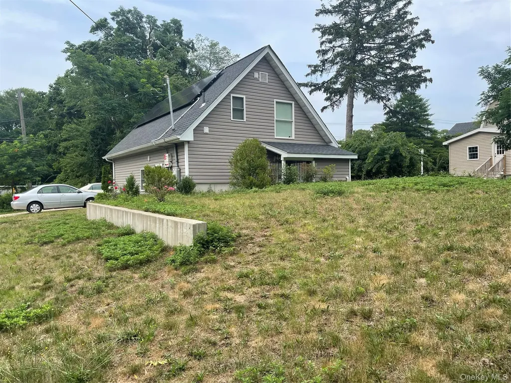 16 Oak Avenue Riverhead NY 11901