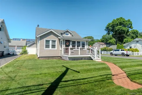 156 Fairview Avenue Bayport NY 11705