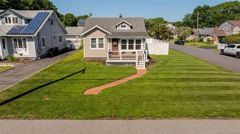 156 Fairview Avenue Bayport NY 11705