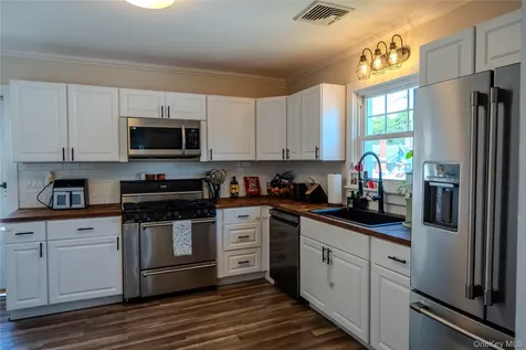 156 Fairview Avenue Bayport NY 11705