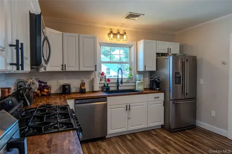 156 Fairview Avenue Bayport NY 11705