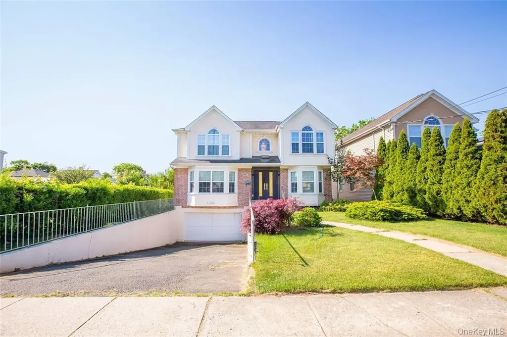 66 Maple Street Roslyn Heights NY 11577