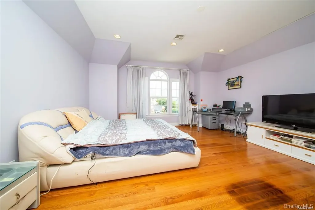 66 Maple Street Roslyn Heights NY 11577
