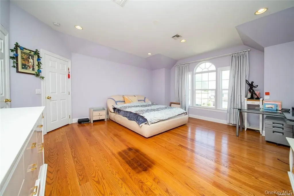 66 Maple Street Roslyn Heights NY 11577