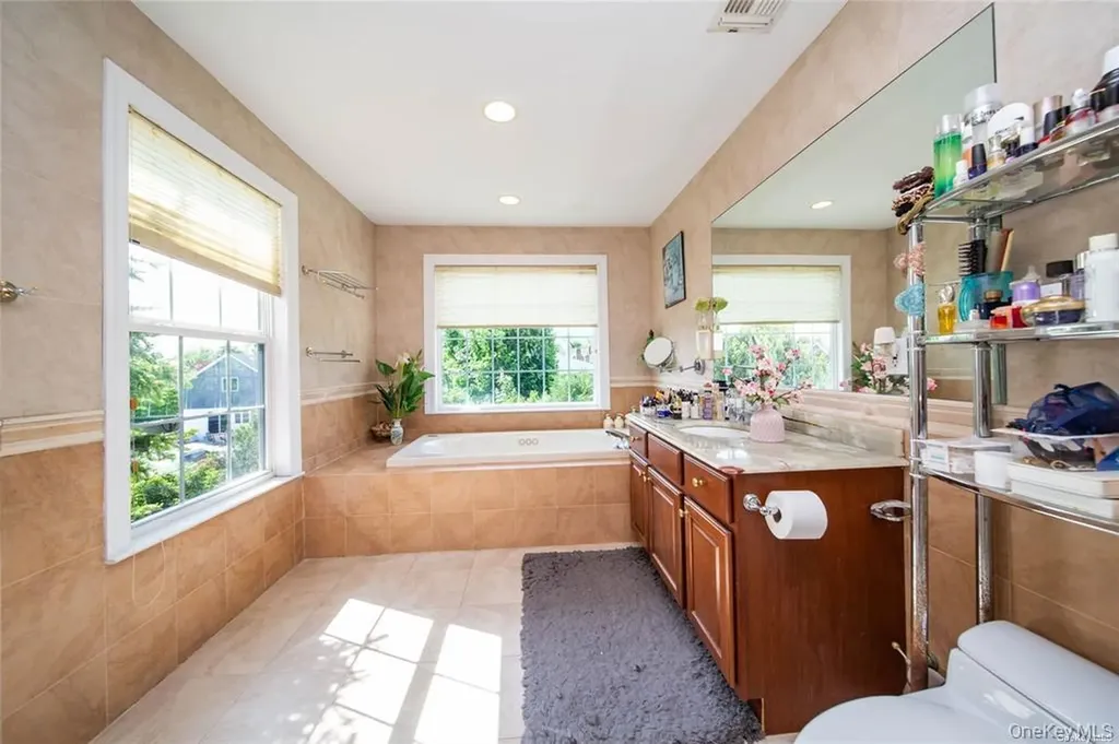 66 Maple Street Roslyn Heights NY 11577