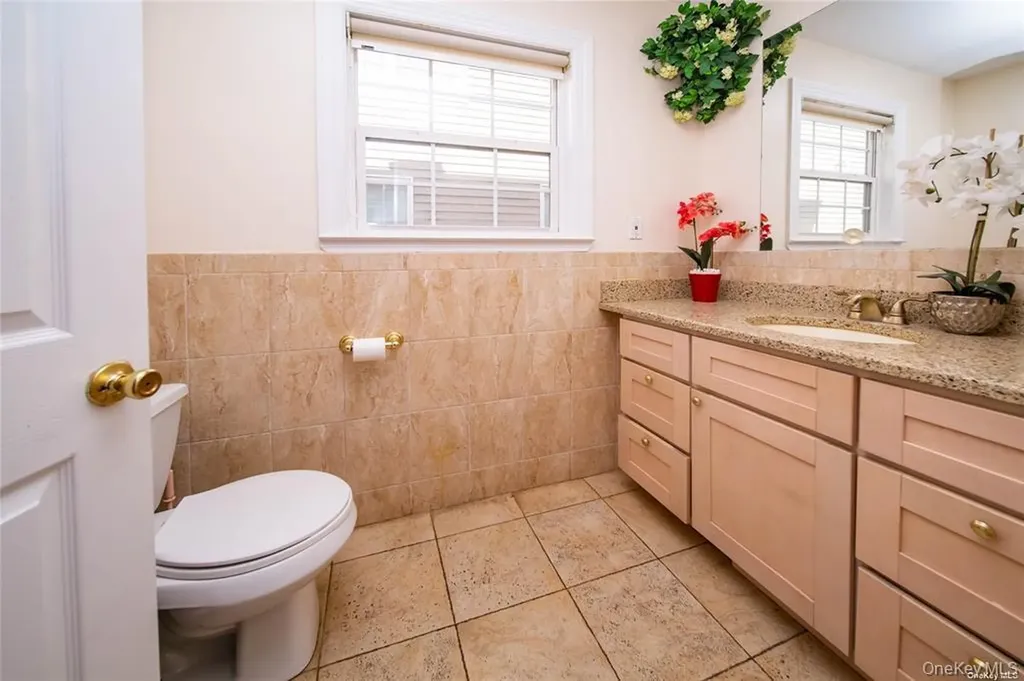 66 Maple Street Roslyn Heights NY 11577