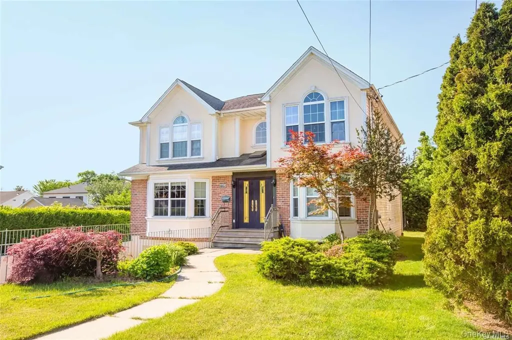 66 Maple Street Roslyn Heights NY 11577