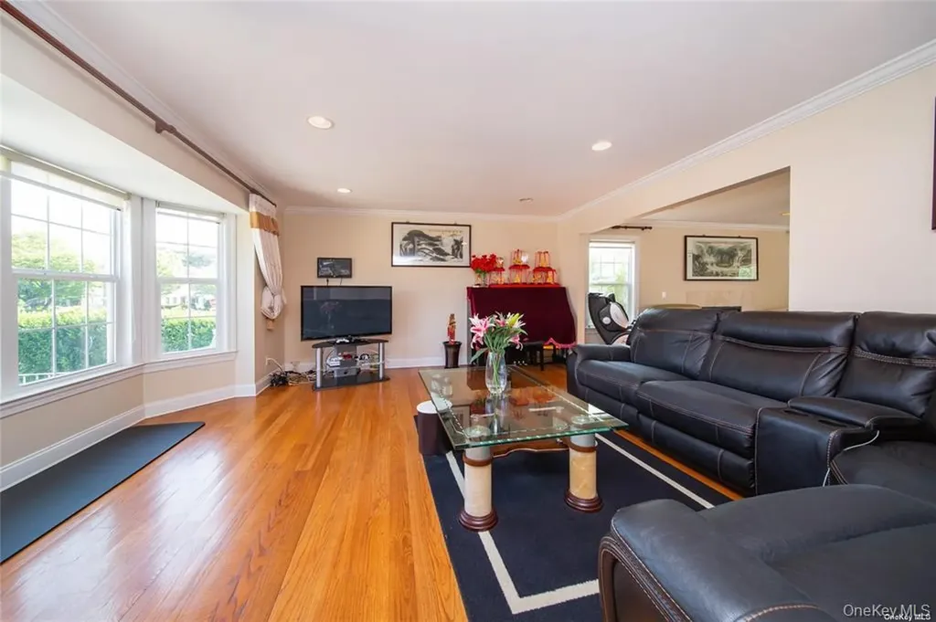66 Maple Street Roslyn Heights NY 11577