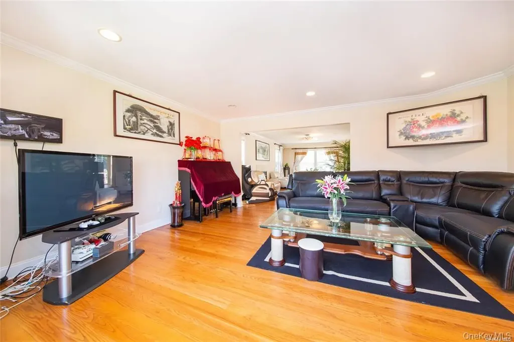 66 Maple Street Roslyn Heights NY 11577