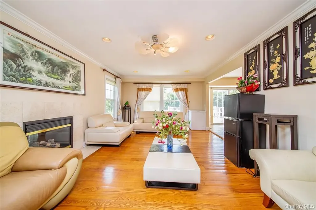 66 Maple Street Roslyn Heights NY 11577