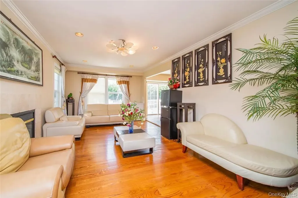 66 Maple Street Roslyn Heights NY 11577