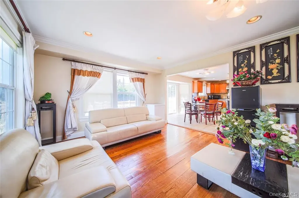 66 Maple Street Roslyn Heights NY 11577