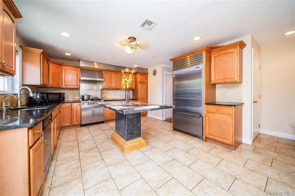 66 Maple Street Roslyn Heights NY 11577