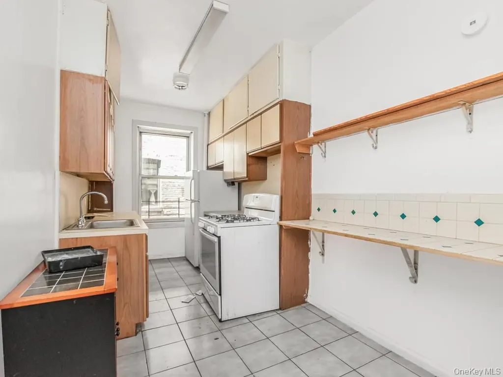 2081 Cruger Avenue Bronx NY 10462