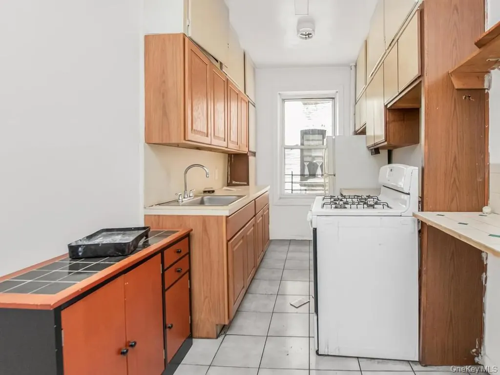 2081 Cruger Avenue Bronx NY 10462