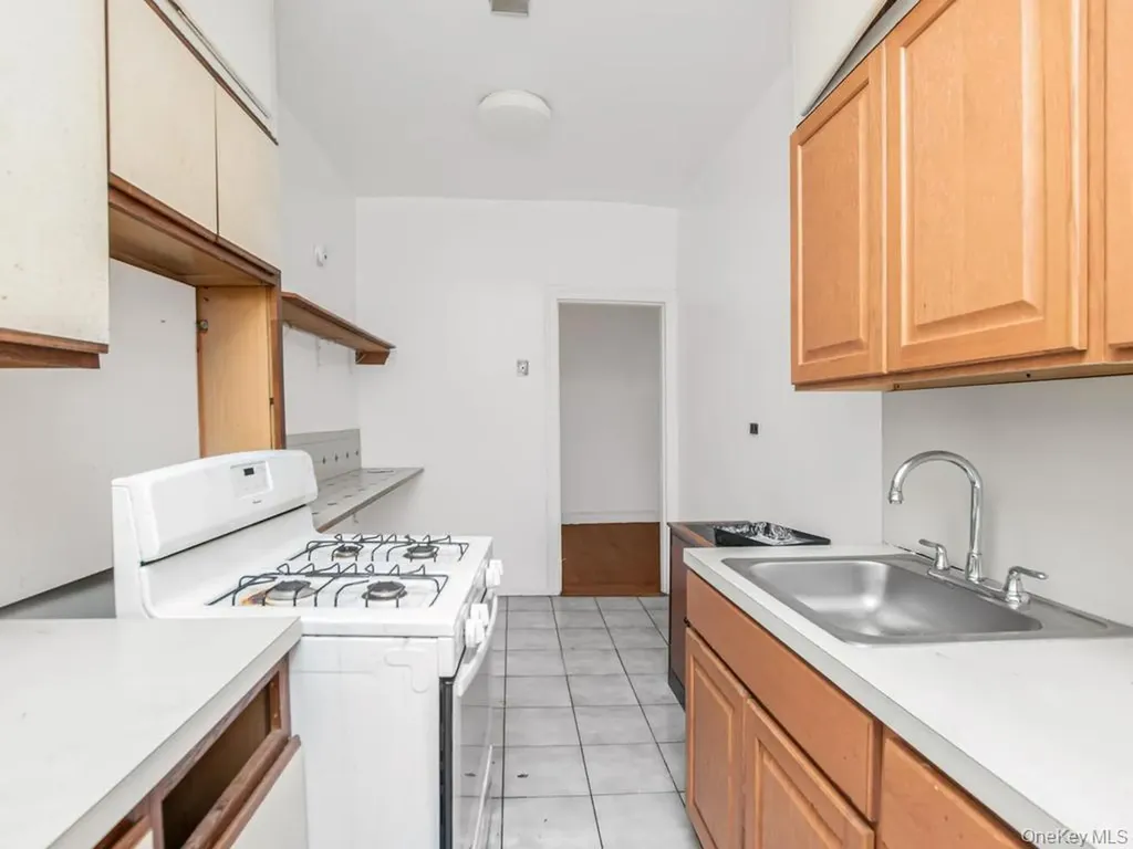 2081 Cruger Avenue Bronx NY 10462