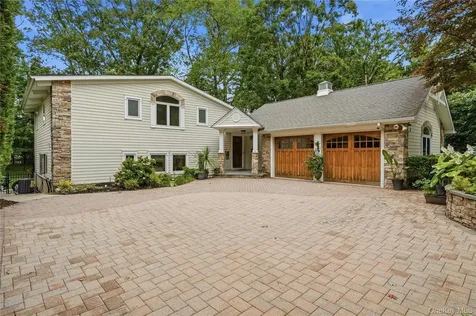 16 Sagamore Road East Norwich NY 11732