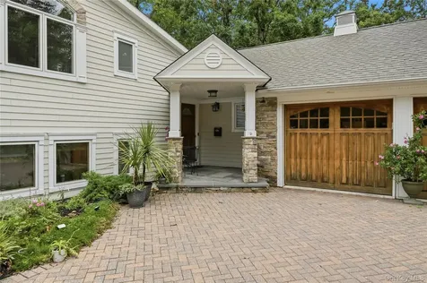 16 Sagamore Road East Norwich NY 11732