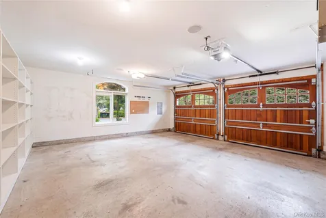 16 Sagamore Road East Norwich NY 11732