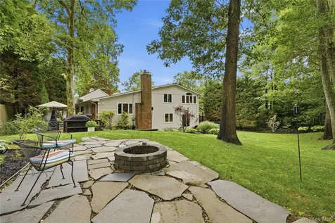 16 Sagamore Road East Norwich NY 11732