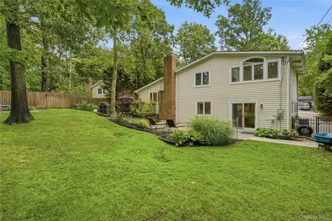 16 Sagamore Road East Norwich NY 11732