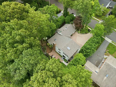 16 Sagamore Road East Norwich NY 11732