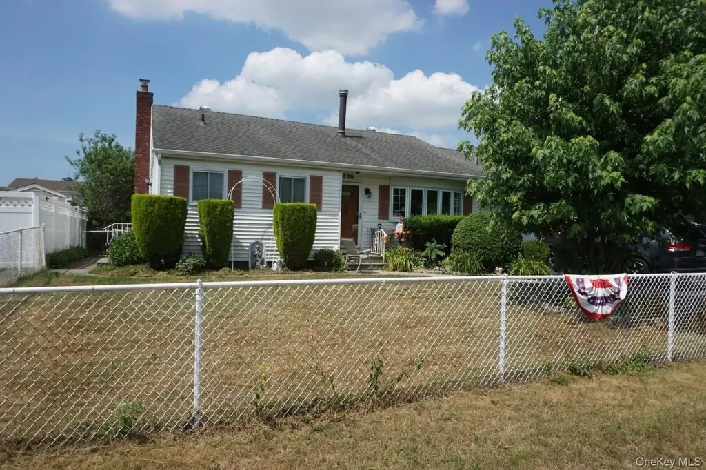 820 N Indiana Avenue Lindenhurst NY 11757