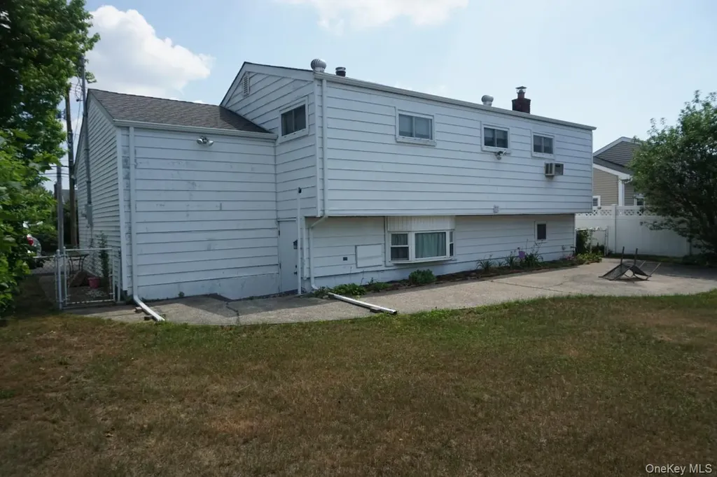 820 N Indiana Avenue Lindenhurst NY 11757