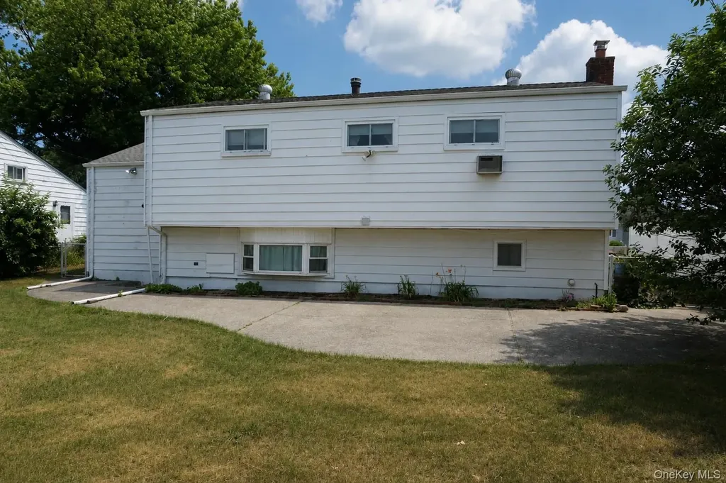 820 N Indiana Avenue Lindenhurst NY 11757