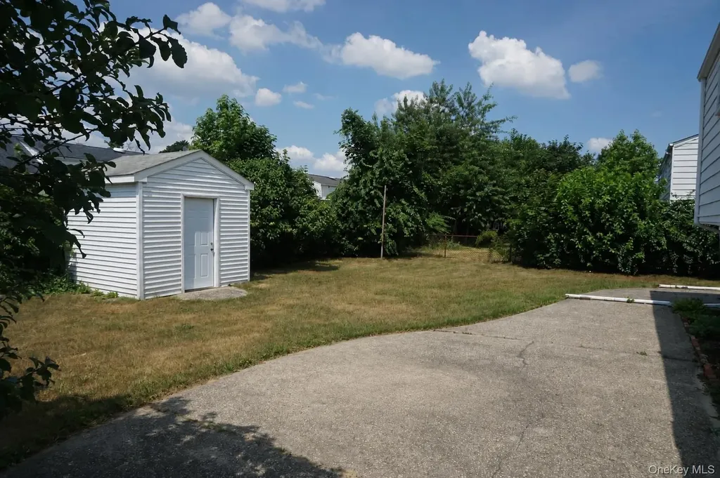 820 N Indiana Avenue Lindenhurst NY 11757